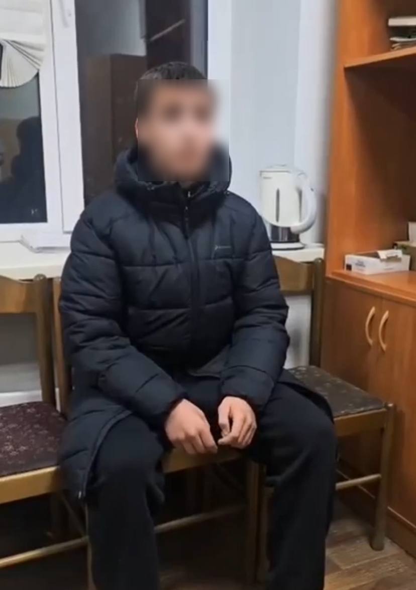 Банда подростков похитила 13 летнего мальчика в Ленинском районе ребёнка вывезли в безлюдную местность и избили Всё произошло 25 сентября возле одного из футбольных полей 17 летний подросток вместе с компанией друзей высказал угрозы 13 летнему мальчику в дальнейшем его посадили в автомобиль и увезли в другую часть Ленинского района где били по голове и туловищу Сейчас пострадавший находится дома его жизни и здоровью ничего не угрожает сообщили в СУ СКР по НСО Налётчик задержан возбуждено уголовное дело по статье Похищение человека В ближайшее время фигуранту планируют избрать меру пресечения