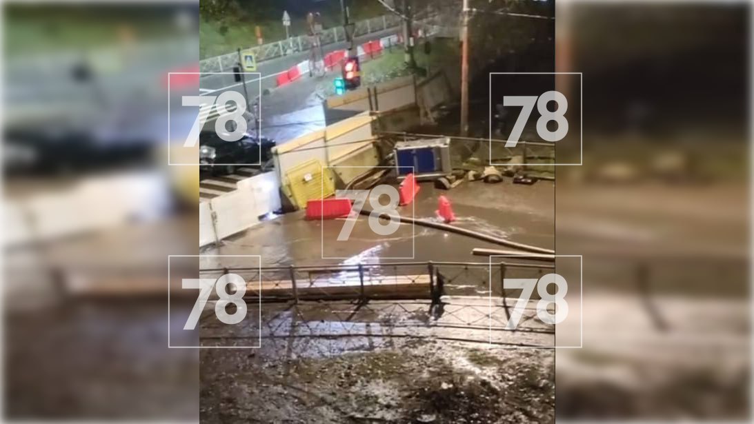 На углу улицы Харченко и 1 го Муринского проспекта образовалось локальное скопление воды Место уже огородил В пресс службе Водоканала сообщили что повышение уровня воды вызвано поступлением большого объёма поверхностных стоков из за затяжных дождей Для отвода воды была установлена дополнительная насосная станция дежурят бригады предприятия Выборгский район