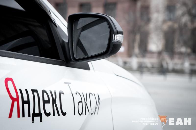 Таксисты в Свердловской области стали попадать в аварии на 100% чаще Неутешительную статистику привел заместитель начальника отдела надзорной деятельности ГАИ региона Александр Порубенко. По его словам, в прошлом году в области зафиксировано 94 аварии с участием такси, и в этих ДТП погибло семь человек. Подчеркнуто, что большая часть происшествий происходит по вине водителей такси. И в этом году тенденция к росту таких ДТП сохраняется. В ГАИ говорят, что это связано с тем, что теперь вычислить такси из-за легализации стало проще.