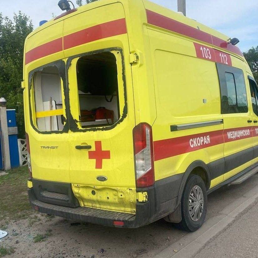 При атаках дронов на машину скорой помощи и автобус в селе Ржевка Шебекинского округа ранены четыре человека.  При ударе по машине скорой помощи ранены врач, фельдшер и водитель — у них минно-взрывные травмы и баротравмы.  Ещё один беспилотник атаковал автобус — ранен водитель. У пострадавшего минно-взрывная травма и слепое осколочное ранение ноги.    Подписаться на «Пепел»