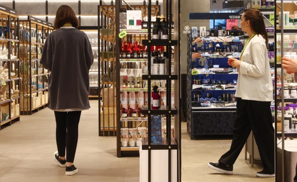 С начала 2024 года более 300 иностранных компаний столкнулись с угрозой потерять права на товарные знаки в России в том числе Giorgio Armani Calvin Klein и Amazon сообщает Bloomberg со ссылкой на судебные документы После начала полномасштабного конфликта на Украине более тысячи компаний прекратили или сократили свою деятельность в России Большинство продолжали продлевать регистрацию товарных знаков в надежде в будущем вернуться на один из крупнейших мировых потребительских рынков но теперь это становится сложнее пишет агентство Согласно ст 1491 Гражданского кодекса срок действия исключительного права на товарный знак составляет десять лет При этом ст 1486 ГК позволяет прекратить правовую охрану товарного знака если правообладатель не использует его три года подряд Bloomberg со ссылкой на данные Роспатента пишет что в 2024 году было зарегистрировано 15 534 заявки от иностранных компаний на продление срока действия регистрации товарных знаков это максимум за последние пять лет Большинство заявок было одобрено но были и исключения в сентябре отказ получила Renault SA Представитель французского автопроизводителя сообщил агентству что компания пока не рассматривает возвращение в Россию а заявка на продление регистрации защитная мера Представитель Ассоциации по товарным знакам Европейского Сообщества ECTA Бартош Ферт заявил Bloomberg что рост числа подобных решений вызывает беспокойство но европейские власти мало что могут сделать в этой ситуации и могут только надеяться на скорейшее окончание конфликта Фото Наталья Шатохина NEWS ru Global Look Press Картина дня в телеграм канале РБК