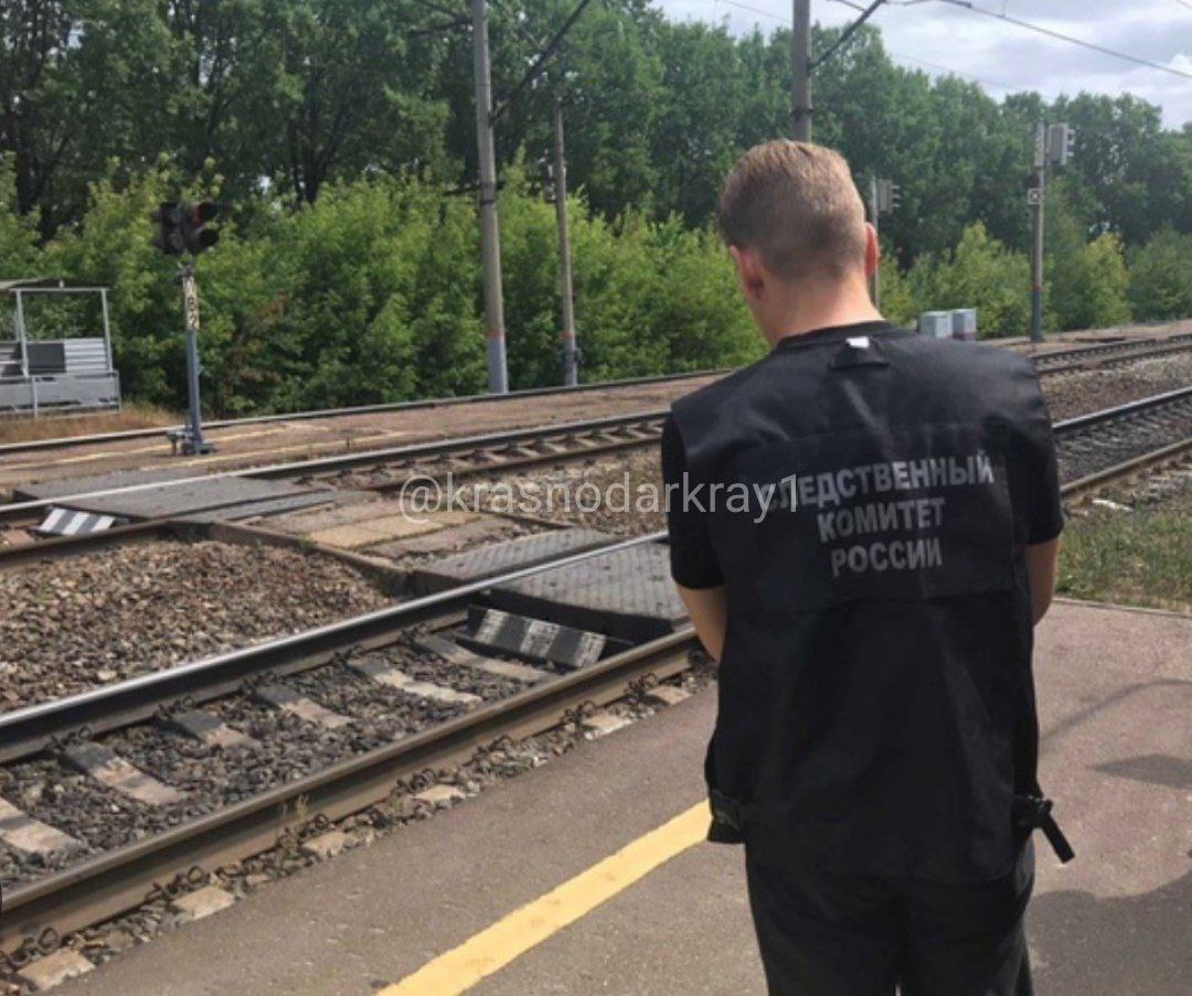 Грузовой поезд насмерть сбил подростка в Апшеронском районе Это произошло сегодня, 27 июля на перегоне между железнодорожными станциями Кабардинской и Хадыженска. - По факту смертельного травмирования молодого человека 2008 года рождения возбуждено уголовное дело по признакам преступления, предусмотренного ч. 2 ст. 263 УК РФ нарушение правил движения и эксплуатации железнодорожного транспорта, повлекшее по неосторожности смерть человека , - говорится в сообщении Западного межрегионального следственного управления на транспорте СК РФ. Уточняется, что несовершеннолетний от полученных травм скончался на месте происшествия. Апшеронский район