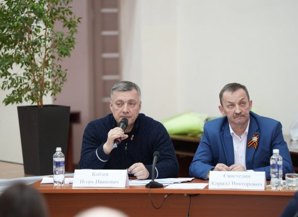 Развитие Киренского района обсудил Игорь Кобзев на встрече с местными жителями Особое внимание уделили теме дорог Читать подробнее на сайте...