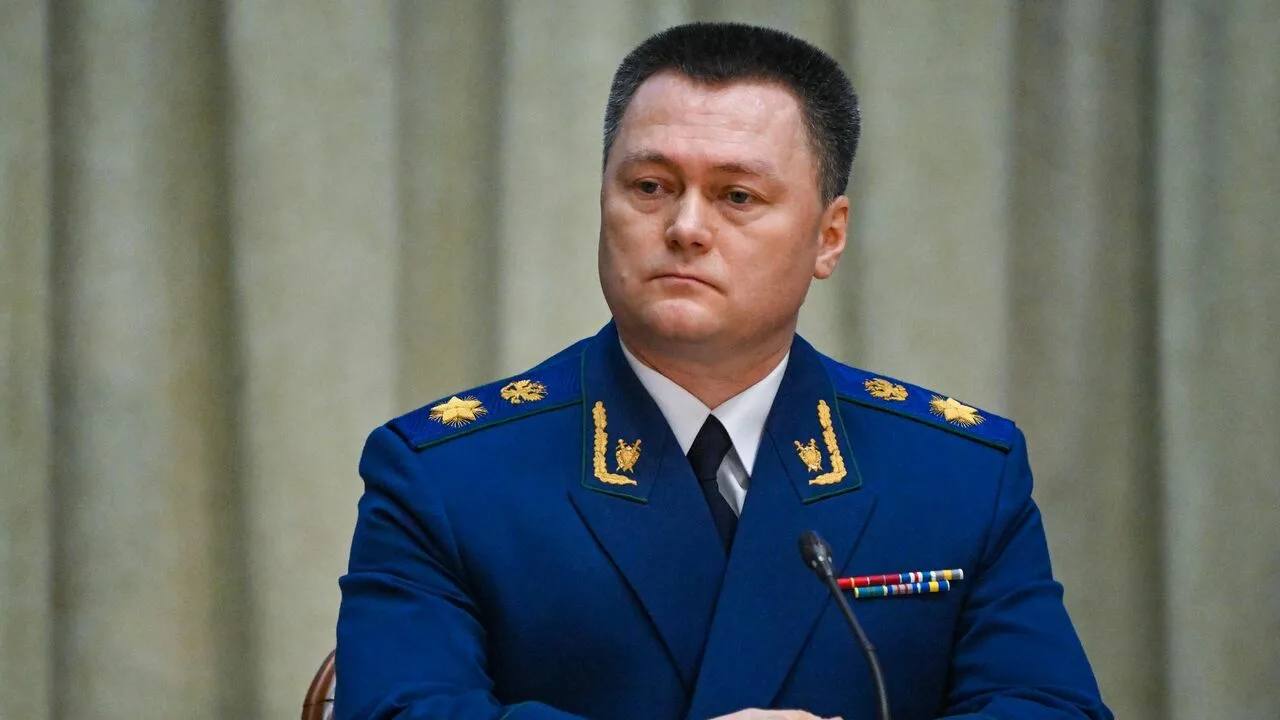 Генпрокурор Игорь Краснов подал заявление на должность председателя Верховного суда За должность он поборется с главой СК Бастрыкиным Путин ранее присвоил Краснову звание заслуженного юриста России чтобы тот не проходил квалификационный экзамен на должность главы Верховного суда Экзамен могут не проходить юристы с учёной степенью в области права Такая есть у Бастрыкина bankrollo