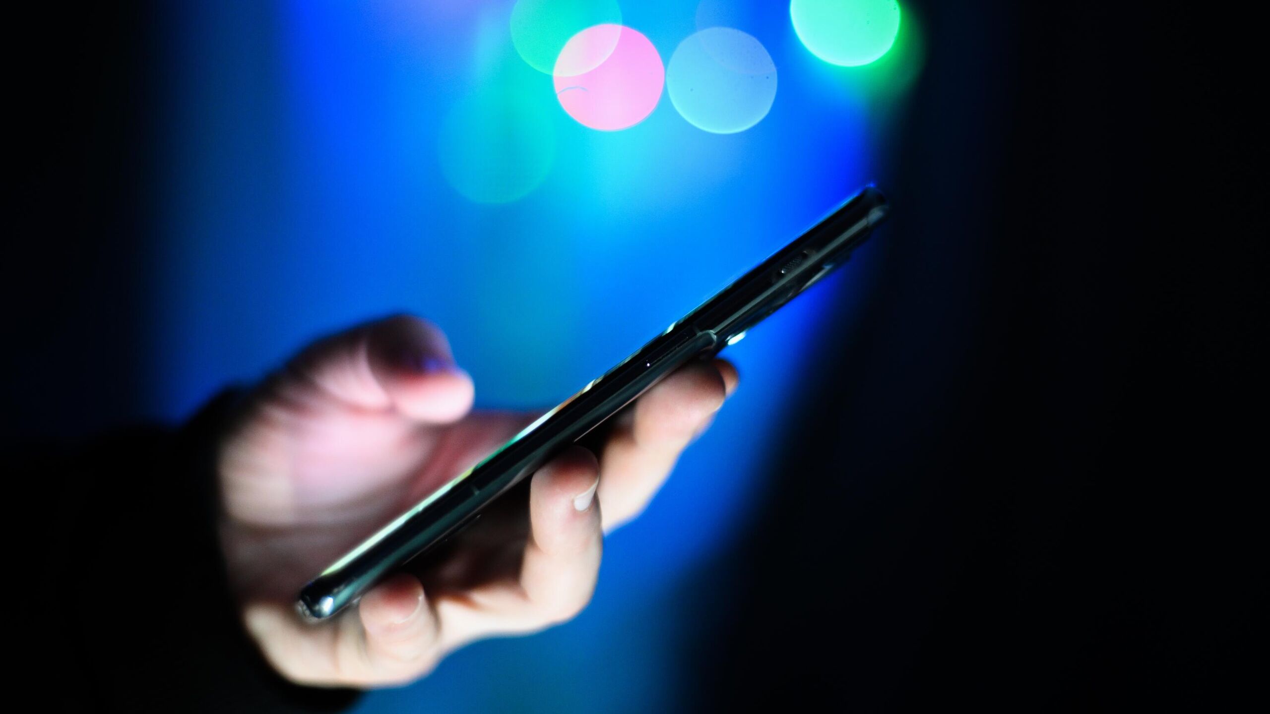 Номер абонента Т2 за который оператор потребовал 15 тысяч рублей является красивым а их емкость ограничена рассказали РИА Новости в компании Ранее Telegram каналы написали что абоненту оператора пришло списание в более чем 15 тысяч рублей за услугу Красивый номер когда она хотела перенести номер При этом когда клиент отказалась от переноса Т2 вернул денежные средства в полном объеме Емкость красивых номеров ограничена их стоимость варьируется в зависимости от категории поэтому с 2022 года действует правило списания за перенос красивого номера из сети Т2 сообщил оператор связи Там добавили что при заключении договора или переоформлении такого номера клиента предупреждают что он может выкупить его либо взять аренду и пользоваться как обычным тогда при переносе в сеть другого оператора его нужно будет выкупить