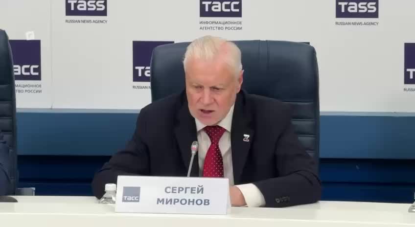 Миронов предлагает увеличить зарплаты учителям и бюджетникам до уровня госслужащих