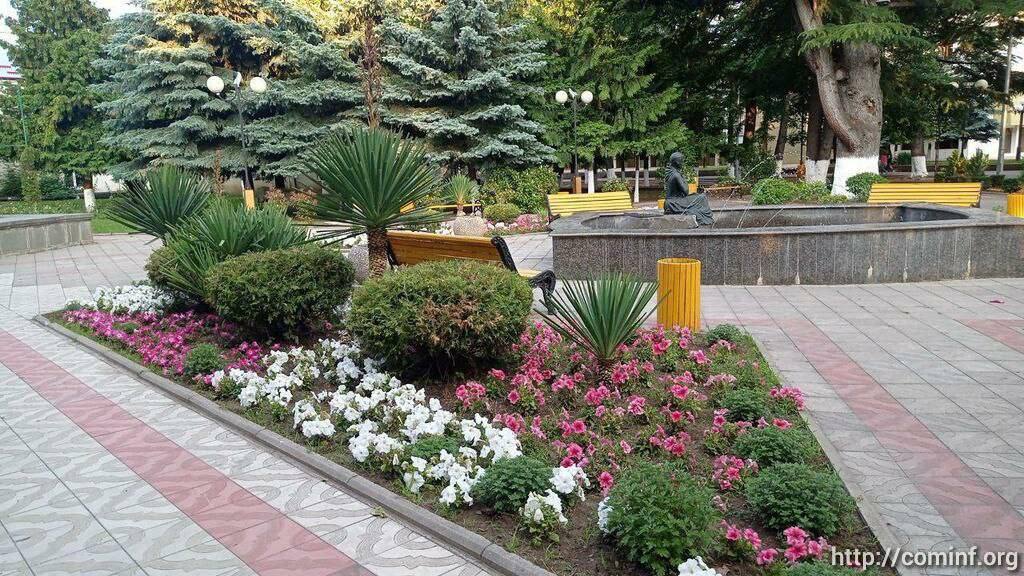 Масштабное озеленение столицы: улицы Цхинвала украсили тысячи цветов  Городские власти высадили на улицах Цхинвала порядка 3700 саженцев цветов.  Как рассказали «Ресу» в администрации столицы, улицы города украсили петунии, георгины, газании и бархатцы.  «Эти растения высадили в различных локациях: в Пионерском парке, сквере имени Коста Хетагурова, по проспекту Алана Джиоева, на перекрестке Московской улицы и Сталина, а также у Вечного огня на Аллее Славы», - сказали в мэрии.  Ранее, в весенний сезон, администрация Цхинвала провела большую работу по озеленению столицы, в рамках которой было высажено более 400 саженцев павловнии, порядка 30 шаровидных кленов и более 50 саженцев сумаха.  В ближайшее время специалистами по озеленению будут высажены астры и бархатцы, выращенные собственными силами.  ИА РЕС