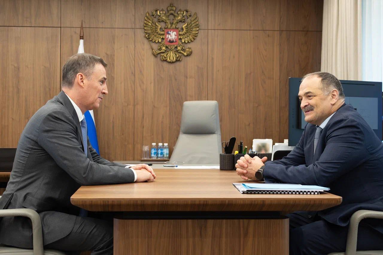 Вице премьер Дмитрий Патрушев провел рабочую встречу с главой Республики Дагестан Сергеем Меликовым Главными темами стали достижения регионального агропромышленного комплекса а также вопросы экологии в том числе ход реализации проектов в сфере обращения с твердыми коммунальными отходами и планы по развитию инфраструктуры Глава Республики Дагестан рассказал о ходе уборочной кампании На данный момент уборка зерновых в регионе проведена на площади около 103 тыс га Сергей Меликов также сообщил о рекордных показателях в области сельского хозяйства Темп роста продукции АПК в республике за прошедший год составил более 106 это наивысший результат за последнее десятилетие позволивший региону войти в топ 10 субъектов РФ по данному показателю Общий объем произведенной аграрной продукции превысил 252 млрд рублей За прошлый год и первую половину текущего выросли показатели в молочном и мясном животноводстве В рамках национального проекта Экология в Республике Дагестан велась работа по ликвидации несанкционированных свалок созданию объектов размещения твердых коммунальных отходов очистке водоемов и лесовосстановлению На эти цели из федерального бюджета было выделено более 9 5 млрд рублей В рамках нацпроекта Экологическое благополучие работа по данным направлениям будет продолжена Новости Правительства России