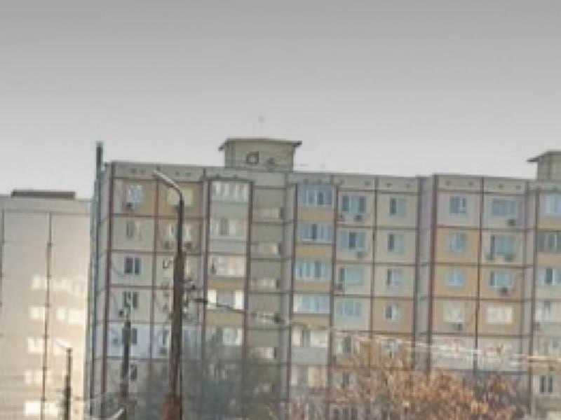 В Ростове девушка выпала из окна многоэтажного дома в микрорайоне Военвед Ночью 4 октября на улице Дебальцевской случилось происшествие Как рассказывают свидетели девушка сорвалась с высоты четвертого этажа Жители дома обнаружили пострадавшую на улице и немедленно вызвали бригаду скорой помощи Ее экстренно доставили в отделение реанимации Ее состояние оценивается как критическое сообщает источник У 25 летней пациентки диагностированы переломы грудной клетки и костей бедра а также гематома в области лба В настоящий момент девушка находится в бессознательном состоянии Подписаться на Новости Ростова Прислать новость   Мы в Max rostovnews61