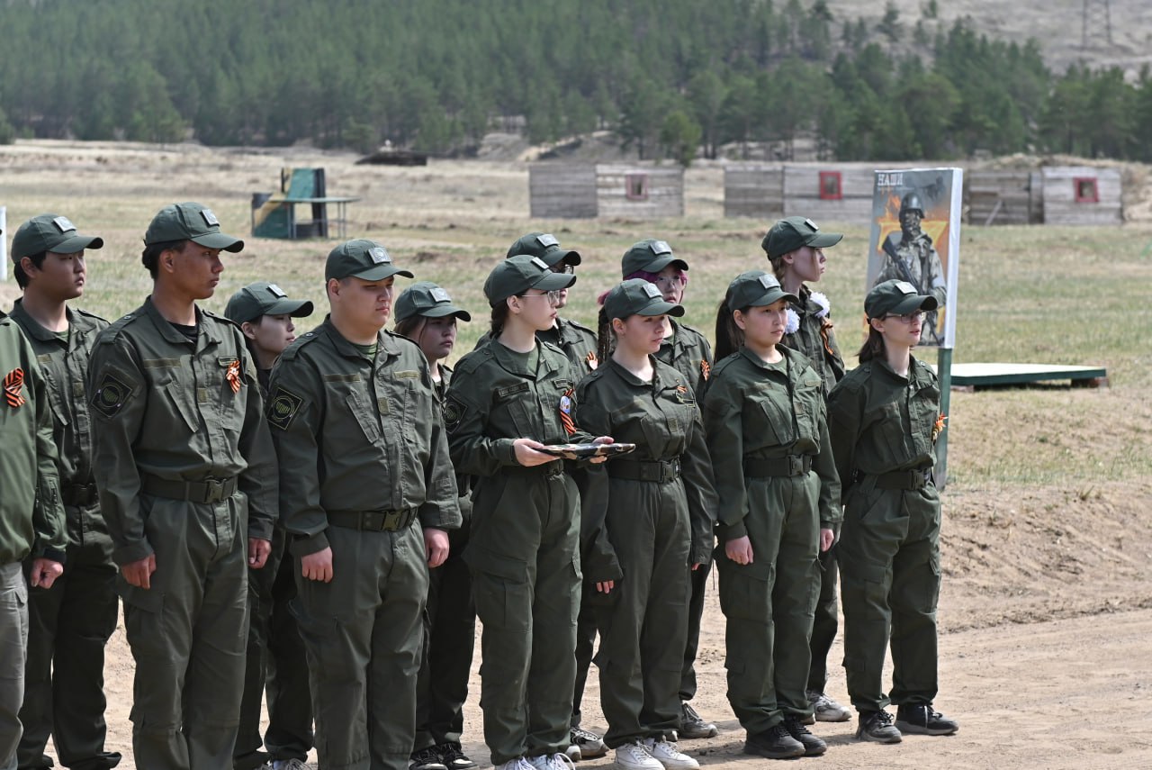 Полпред Президента РФ в ДФО и Глава Бурятии поздравили Центр ВОИН с 3 летием По словам Юрия Трутнева за 3 года Центр ВОИН созданный по поручению Президента Российской Федерации стал настоящим оплотом воспитания патриотизма и подготовки подрастающих поколений к защите Родины пространством для роста и развития юношей и девушек готовых трудиться во благо страны За это небольшое время сделано многое Открыты филиалы в 21 регионе России Разработано 35 образовательных программ Набран инструкторский состав в количестве 400 человек Большинство из них бывшие военнослужащие в том числе участники специальной военной операции Более ста тысяч молодых курсантов освоили программы получили знания и навыки благодаря которым смогут постоять за себя своих близких и Отчизну Наши уроки помогли ребятам осознать важность долга перед Отечеством научили уважать историю своей страны и гордиться ею сообщил Полпред Президента РФ в ДФО Особую благодарность он выразил сотрудникам Центра ВОИН за их труд терпение и преданность делу В свою очередь Алексей Цыденов отметил что работа Центра это настоящий вклад в будущее нашей страны Центр ВОИН прочно закрепился как ключевая организация в системе военно патриотического воспитания России И для нашей республики он стал мощным центром который не просто обучает а воспитывает характер волю и настоящих патриотов подчеркнул Глава Бурятии Свыше 10 тысяч подготовленных человек это сильное боеспособное поколение получившее самые современные и необходимые навыки Об оценке работы Центра на самом высоком уровне говорит недавняя встреча лучших курсантов с Президентом России Владимиром Владимировичем Путиным Особую гордость вызывает то что среди вас много участников специальной военной операции и ветеранов боевых действий Вы передаете молодежи не только знания но и бесценный опыт силу духа и настоящий патриотизм Ваша просветительская работа в рамках общества Знание заслуживает отдельной благодарности подытожил Алексей Цыденов Правительство Бурятии в MAX