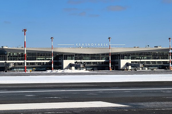 Самолет авиакомпании Uzbekistan Airways совершил вынужденную посадку в Красноярске Самолет Boeing 767 300 авиакомпании Uzbekistan Airways летевший по маршруту Ташкент Владивосток по техническим причинам совершил вынужденную посадку в Красноярске Об этом сообщает AVIA RU со ссылкой на пресс службу аэропорта Красноярск 21 января 2026 года в 14 46 по местному времени 10 46 мск прим в аэропорту Красноярск совершил посадку по техническим причинам самолет Boeing 767 300 авиакомпании Uzbekistan Airways выполнявший рейс HY707 по маршруту Ташкент Владивосток отмечается в сообщении аэропорта На борту находились 122 пассажира и члены экипажа Сведений о пострадавших пассажирах не поступало aviaru net n291691