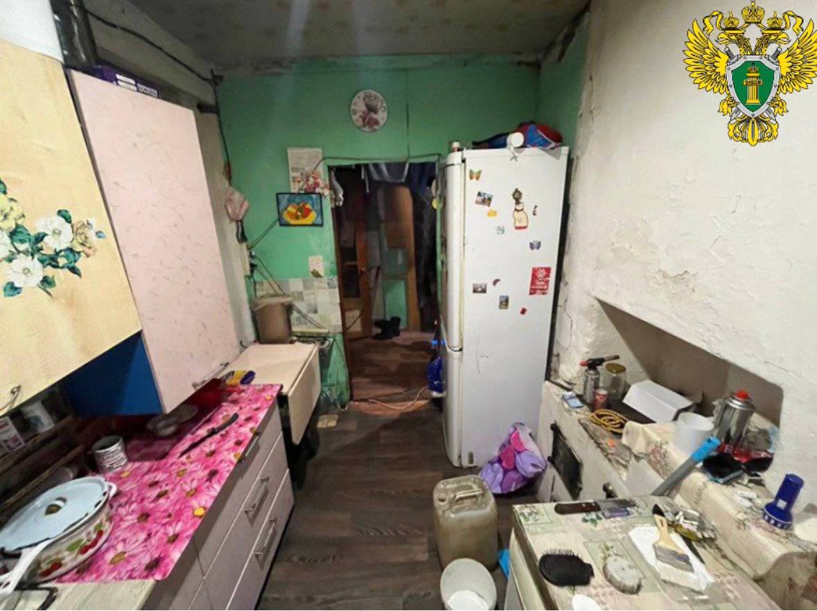 В Архангельске будут судить изверга избивавшего сожительницу и её дочь Прокурором утверждено обвинительное заключение по уголовному делу в отношении 49 летнего жителя Архангельска обвиняемого по п а г ч 2 ст 117 УК РФ Истязание совершенное в отношении двух лиц в том числе одного несовершеннолетнего Северянин провинился в том что в период с 1 января 2023 по 11 октября 2025 года систематически избивал свою сожительницу и её несовершеннолетнюю дочь Мужчина свою вину признал в полном объеме По информации пресс службы областной прокуратуры в интересах несовершеннолетней потерпевшей прокурором города был заявлен иск на сумму 300 тысяч рублей о возмещении морального вреда причиненного преступлением Уголовное дело будет направлено в Соломбальский районный суд