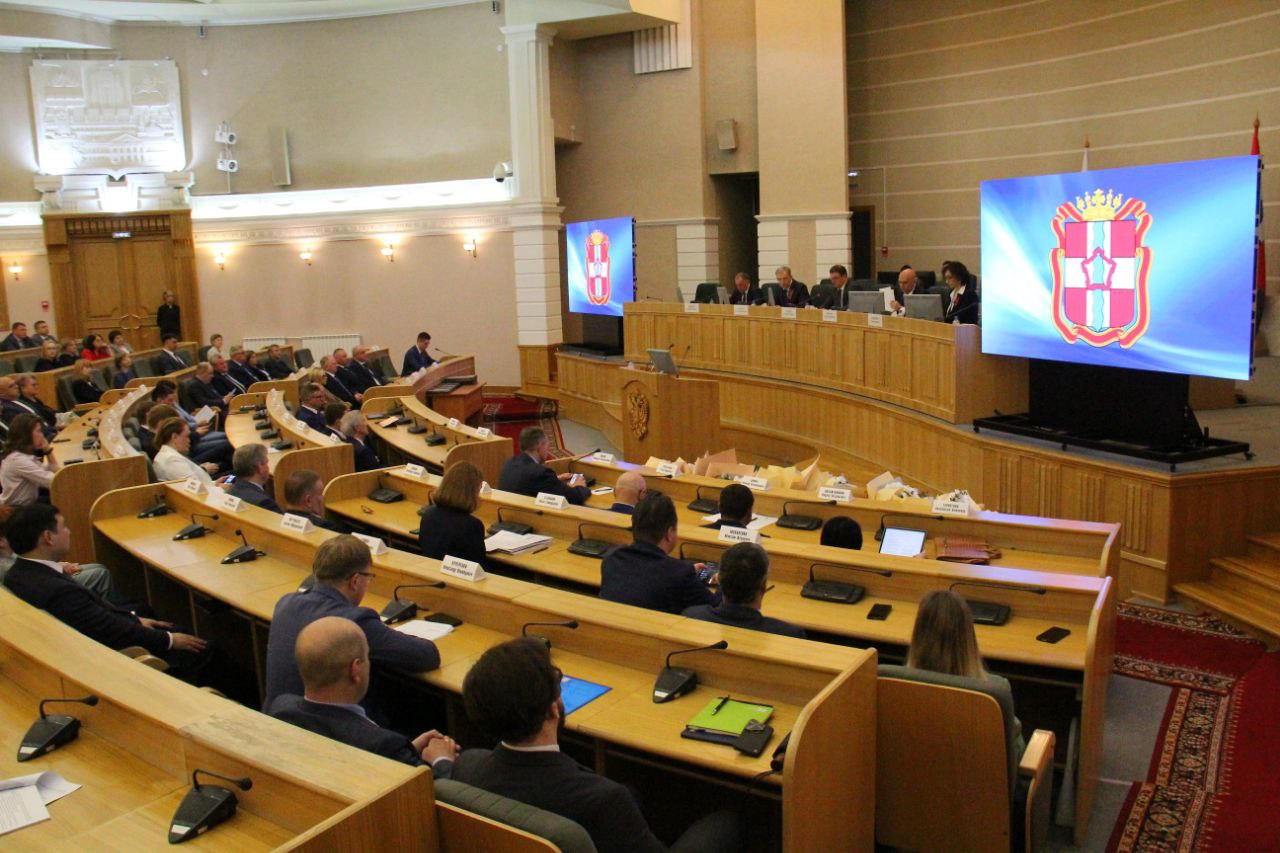 На торжественном заседании коллегии министерства экономического развития Омской области подвели итоги 2024 года и определили ключевые направления 2025 год. Губернатор Виталий Павлович Хоценко поставил задачи: расширить особую экономическую зону "Авангард", улучшить элементы муниципального инвестиционного стандарта, повысить позиции Омской области в общероссийских рейтингах инвестиционной привлекательности и качества жизни. Горжусь командой министерства экономического развития и организаций поддержки инвестиционной и предпринимательской деятельности! Благодарю коллег, глав районных администраций, депутатов – всех, кто создает новые возможности для бизнеса, участвует в реализации национальных проектов. Вся наша работа направлена на достижение главной цели - повышение экономического потенциала Омской области!