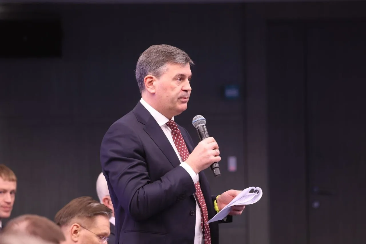 Алексей Комиссаров Народная программа Единой России должна объединить запрос общества политическую ответственность и профессиональную проработку решений Ректор Российской академии народного хозяйства и государственной службы при Президенте на заседании Экспертного совета при Председателе Единой России Дмитрии Медведеве отметил что все поступающие в программу инициативы группируются по пяти основным направлениям и дальше обсуждаются профильными экспертами По каждому блоку проводим обсуждение Это социальный блок инфраструктура природные ресурсы экология экономика работа и промышленность суверенитет и безопасность В каждой сессии активно участвуют не только профессора научные сотрудники но и представители профильных органов государственной власти Мы агрегируем эти предложения проводим профессиональный анализ осуществляем оценку реализуемости социальной значимости в соответствии с государственным приоритетом и конечно реальным запросом граждан Обсуждение проходит иногда жестко Мы понимаем что иногда какие то запросы красиво выглядят но не реализуемы Иногда наоборот мы говорим что это сложно но сделать обязательно необходимо Только в таком формате может появиться достойная программа партии уверен эксперт