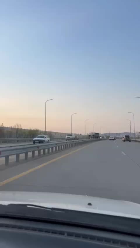 Авария на трассе к аэропорту Артёма: легковушка перевернулась