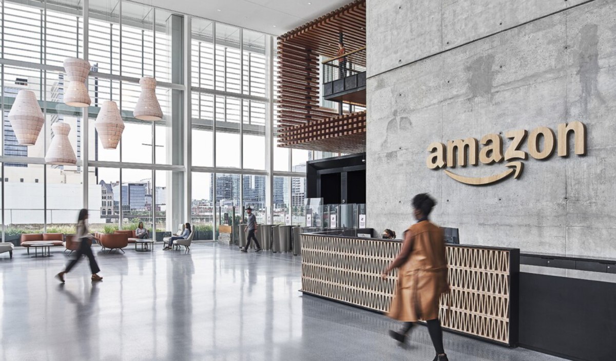 Amazon запланировала уволить до 30 тысяч сотрудников узнало Reuters Это чуть менее 10 от корпоративного штата компании но небольшой процент от общего штата в 1 55 млн сотрудников Это может стать крупнейшим сокращением рабочих мест в компании с 2022 года отмечает агентство vc ru hr 2302506