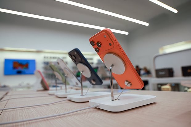 IDC APPLE И SAMSUNG ОКАЗАЛИСЬ ГЛАВНЫМИ ПРОИЗВОДИТЕЛЯМИ СМАРТФОНОВ В МИРЕ Корпорация Apple резко нарастила поставки iPhone и почти догнала Samsung Об этом сообщает издание CNet со ссылкой на отчет компании International Data Corporation IDC Аналитики заметили что в третьем квартале года Apple поставила рекорд на рынке смартфонов отгрузив огромное количество новых iPhone 17 Количество предзаказов на устройства превысило количество предварительных заказов на прошлогодний iPhone 16 Однако в IDC не стали называть конкретные цифры Несмотря на высокие показатели Apple не удалось обогнать Samsung Доля компании Тима Кука на рынке составила 18 2 процента доля Samsung 19 процентов В топ 5 главных производителей смартфонов также попали китайские компании Xiaomi с 13 5 процента рынка Transsion 9 процентами Vivo 8 9 процента Несмотря на пошлины и неопределенность в экономике мировые поставки смартфонов выросли на 2 6 процента в третьем квартале 2025 года По данным IDC в общей сложности было отгружено 322 7 миллиона смартфонов что больше чем 314 6 миллиона в третьем квартале 2024 года ФОТО 19 STUDIO Shutterstock Fotodom аврорамедиа гаджеты Telegram экосистема АВРОРА МЕДИА МЕДИА НОВОСТИ РЕГИОН ЛАЙФ СПОРТ ГЕРЛЗ ХАЙТЕК ПЕРСОНЫ ИНСАЙД КРИМИНАЛ МОЛОДОСТЬ LIVE АВРОРА МЕДИА YOUTUBE RUTUBE