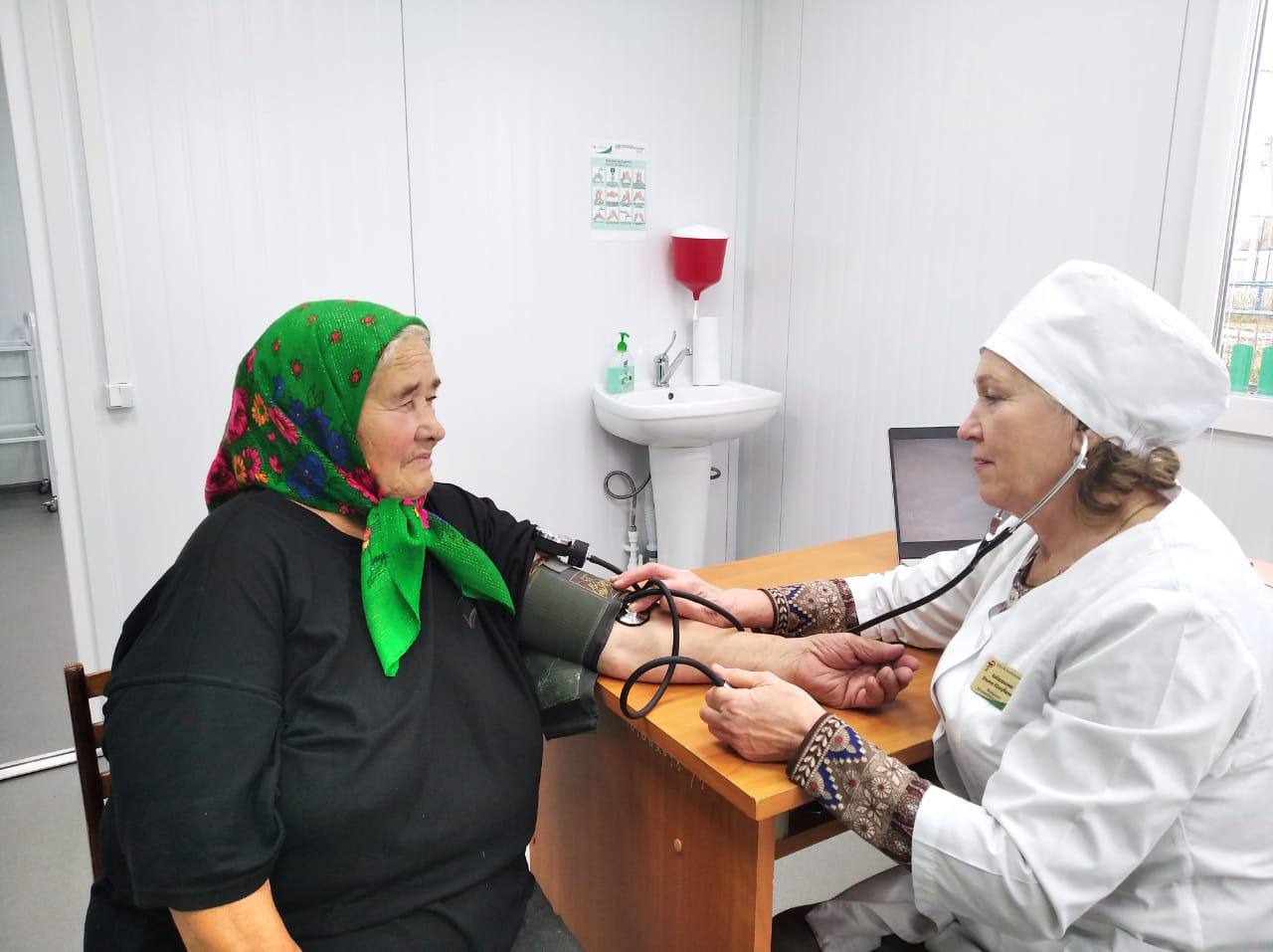 Башкортостан получил дополнительно 117 млн рублей на реализацию программ Земский доктор и Земский фельдшер в этом году Такое решение приняли в Министерстве финансов России Для нас это значит что еще 94 врача и 28 средних медработников могут рассчитывать на выплаты от 500 тысяч до 1 5 млн рублей уже в декабре Айрат Рахматуллин