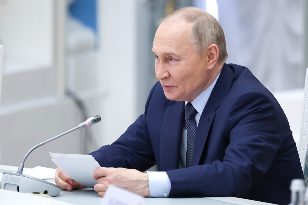 Владимир Путин назвал Пермь прекрасным городом с отличными возможностями  Президент страны провел заседание наблюдательного совета автономной некоммерческой организации «Россия – страна возможностей». Во встрече принял участие глава Перми Эдуард Соснин.  Он выступил на заседании в Москве и рассказал, что хочет сделать Пермь лучшим городом в России, запомниться таким главой, при котором за долгие годы растет население. Для этого нужно сделать жизнь горожан более комфортной и безопасной.  - Идея и цель благородная, необходимо развивать такой прекрасный город как Пермь. У него отличные возможности и прекрасные люди, много активно развивающейся промышленности. В нем много хороших и реализуемых перспективных направлений. Искренне желаю успехов и удачи, – отметил Владимир Путин.  Фото: сайт Президента России  Подпишись на «КП-Пермь»   Поучаствовать в нашем розыгрыше