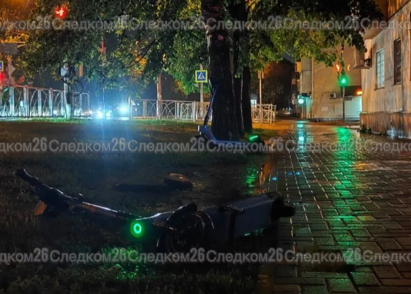 Год ограничения свободы получил 17 летний самокатчик насмерть сбивший пенсионера в Ставрополе Речь о виновнике трагедии случившейся на улице Ленина в июне прошлого года Гособвинение по уголовному делу в отношении 17 летнего водителя СИМ поддержала краевая прокуратура В суде установлено что молодой человек передвигаясь на самокате со скоростью 20 км ч отвлёкся от управления и наехал на 68 летнего пешехода От полученных травм мужчина скончался в больнице Промышленный районный суд Ставрополя приговорил самокатчика к 1 году ограничения свободы В силу приговор пока не вступил Напомним после случившегося в СУ СКР по Ставрополью было возбуждено уголовное дело по двум статьям оказание услуг не отвечающих требованиям безопасности жизни или здоровья потребителей и нарушение правил обеспечивающих безопасную работу транспорта Фото СУ СКР по СК Если у вас не грузятся фото видео читайте 1777 в MAX max ru Stavropol1777