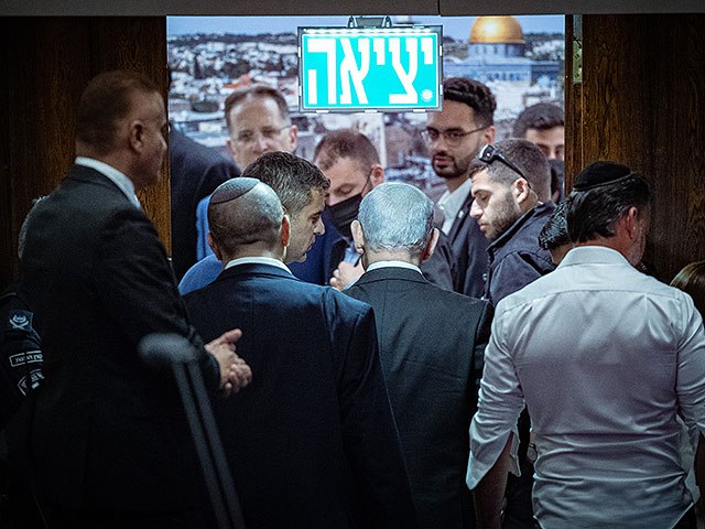На этой неделе коалиционные фракции продолжат переговоры по закону о призыве — в попытке избежать роспуска Кнессета Параллельно уже 11 июня на голосование будет вынесен законопроект о самороспуске, и, по оценкам, у него есть шансы пройти, если соглашение не будет достигнуто. В этом случае ШАС и "Яадут а-Тора" могут проголосовать вместе с оппозицией. Несмотря на это, источники «Исраэль а-Йом» утверждают, что шансы на компромисс пока выше, чем на досрочные выборы. ШАС заявляет: изучающие Тору должны продолжать учёбу, остальных можно призывать. Компромисс от Эдельштейна — закон об освобождении учащихся в обмен на раввинское постановление о призыве остальных — был отклонён ультраортодоксами. Ключевую роль в переговорах играет Арье Дери. Он пытается вести диалог с более гибкой "Дегель а-Тора", обходя жёсткую позицию "Агудат Исраэль". Это может ослабить фронт ультраортодоксов. Обсуждается также возможное увольнение Юлия Эдельштейна, но пока этот вопрос отложен. Переговоры идут, но ситуация нестабильна — один шаг в сторону может запустить досрочные выборы, которых никто в коалиции не хочет. фото: Yonatan Sindel/Flash90