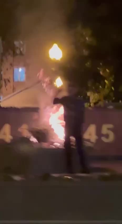 Неизвестный сжег цветы у памятника Славы в Воронеже