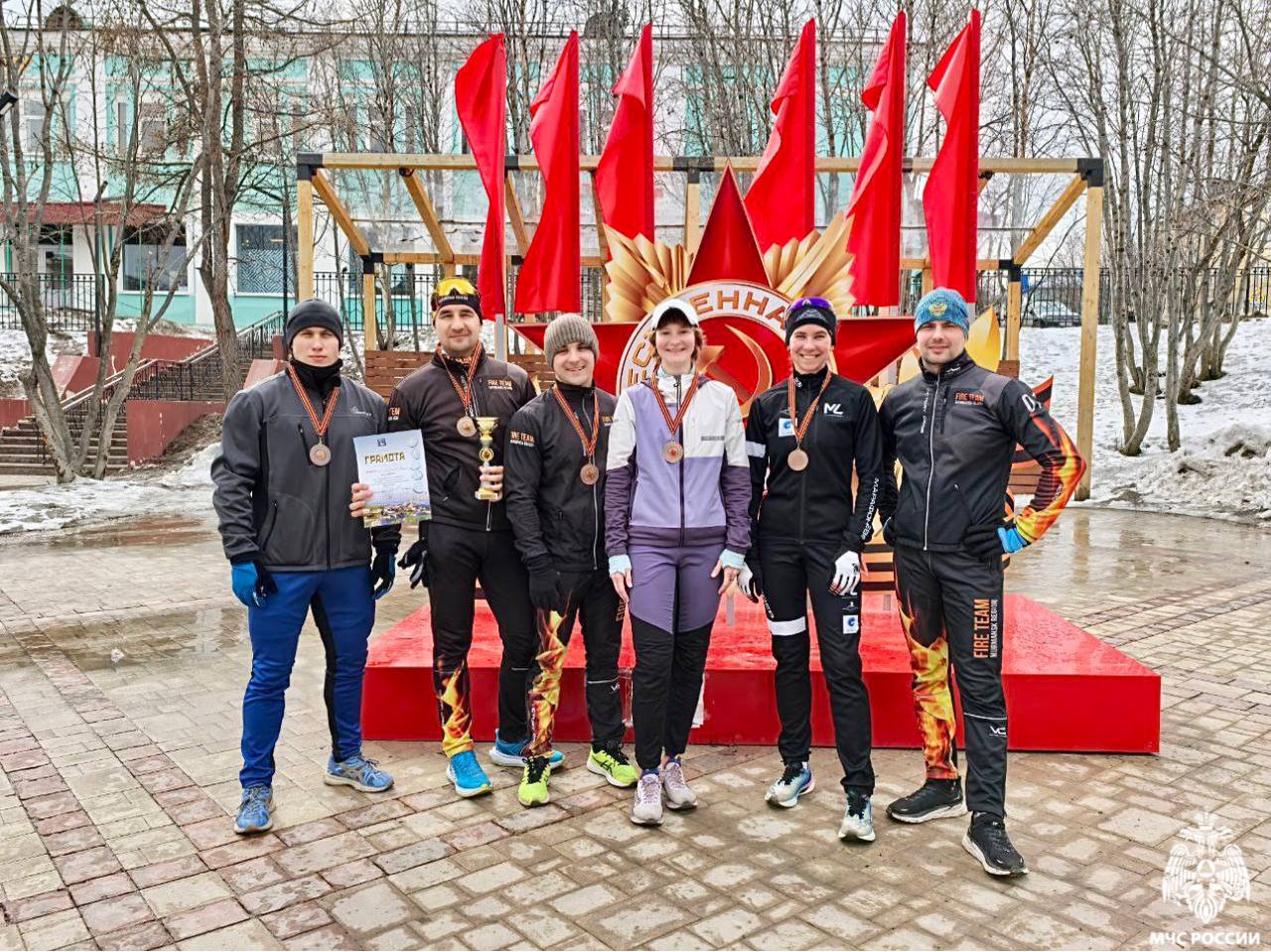 Эстафета памяти В Коле прошла эстафета, объединившая различные коллективы в преддверии празднования 80-летия Победы в Великой Отечественной войне. Участники проявили командный дух и преданность памяти героям. Команда #МЧСМурманск заняла почетное 3 место. Поздравляем всех участников эстафеты и желаем всем новых спортивных успехов!