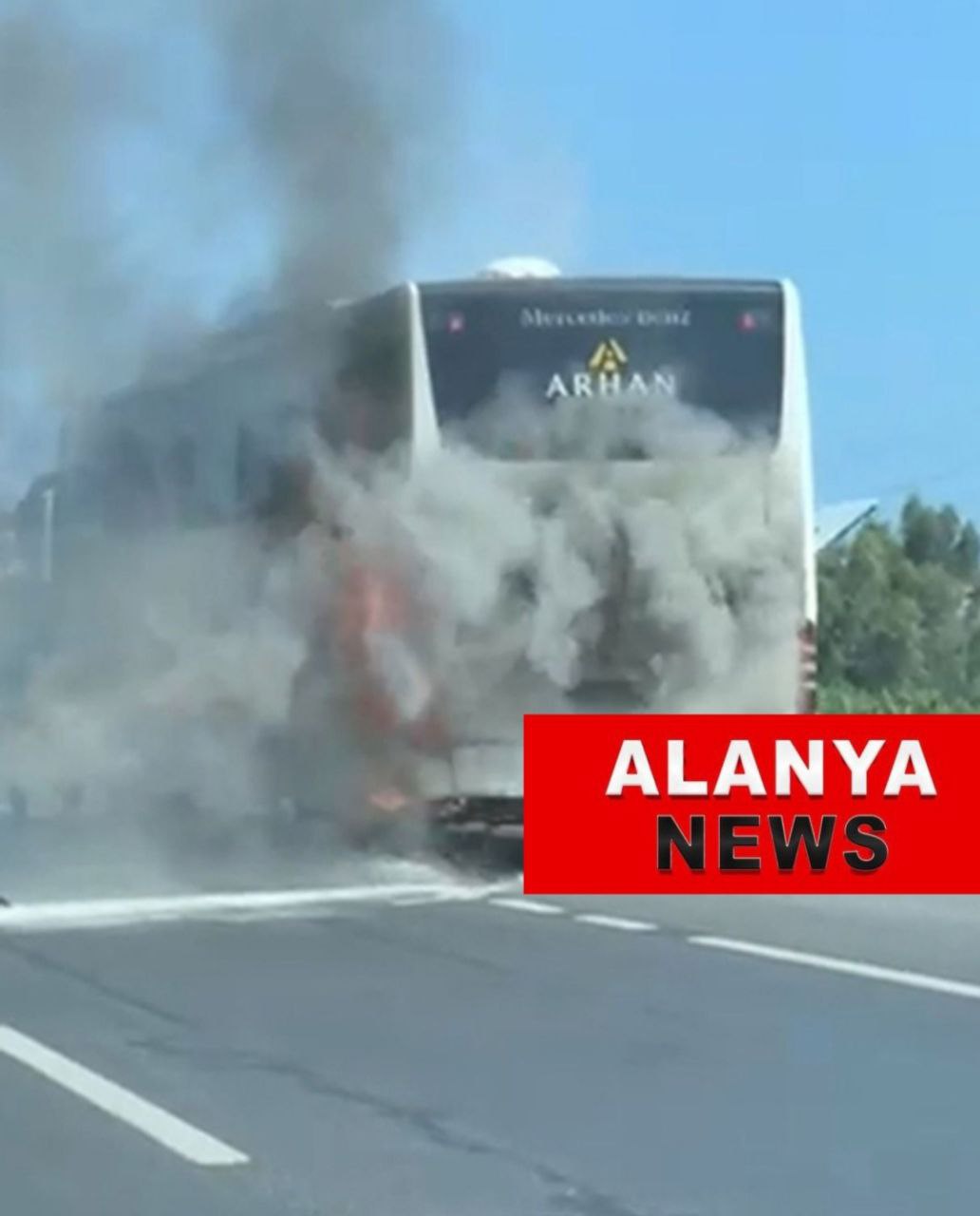 В Турции загорелся автобус с туристами  На трассе D400 недалеко от Манавгата загорелся туристический автобус, перевозивший 43 туриста из Польши в Аланью. Возгорание началось в моторном отсеке во время движения.  Водитель оперативно остановил автобус и начал тушить огонь огнетушителем, пока всех пассажиров, включая детей, эвакуировали.  На место прибыли пожарные, потушили пламя и провели охлаждение транспортного средства.  К счастью, никто не пострадал. Туристов пересадили в другой автобус и доставили в отели. Источник    —Жара?    —Неисправность автобуса?    —Затрудняюсь сказать  #newsAlanya #туристы #горитавтобус #пожар  #новостиАланьи       Новости Аланьи   Alanya News
