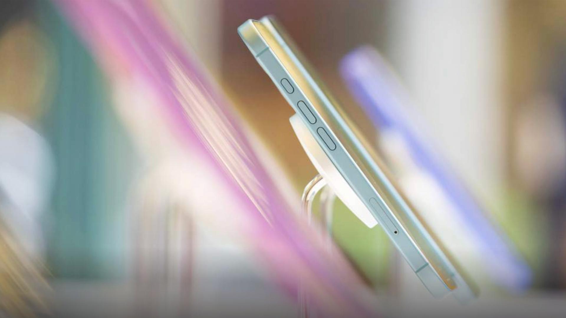 Цены на смартфоны вырастут на 10 30 Производители смартфонов уведомили ритейлеров России о подорожании их продукции на 10 30 пишут СМИ Гаджеты закупленные по новым ценам ожидаются в российских магазинах в марте апреле Причина всё та же кризис памяти на мировом рынке Всё уходит в ИИ сферу а выпуск памяти для обычной электроники сокращается rozetked me news 44118