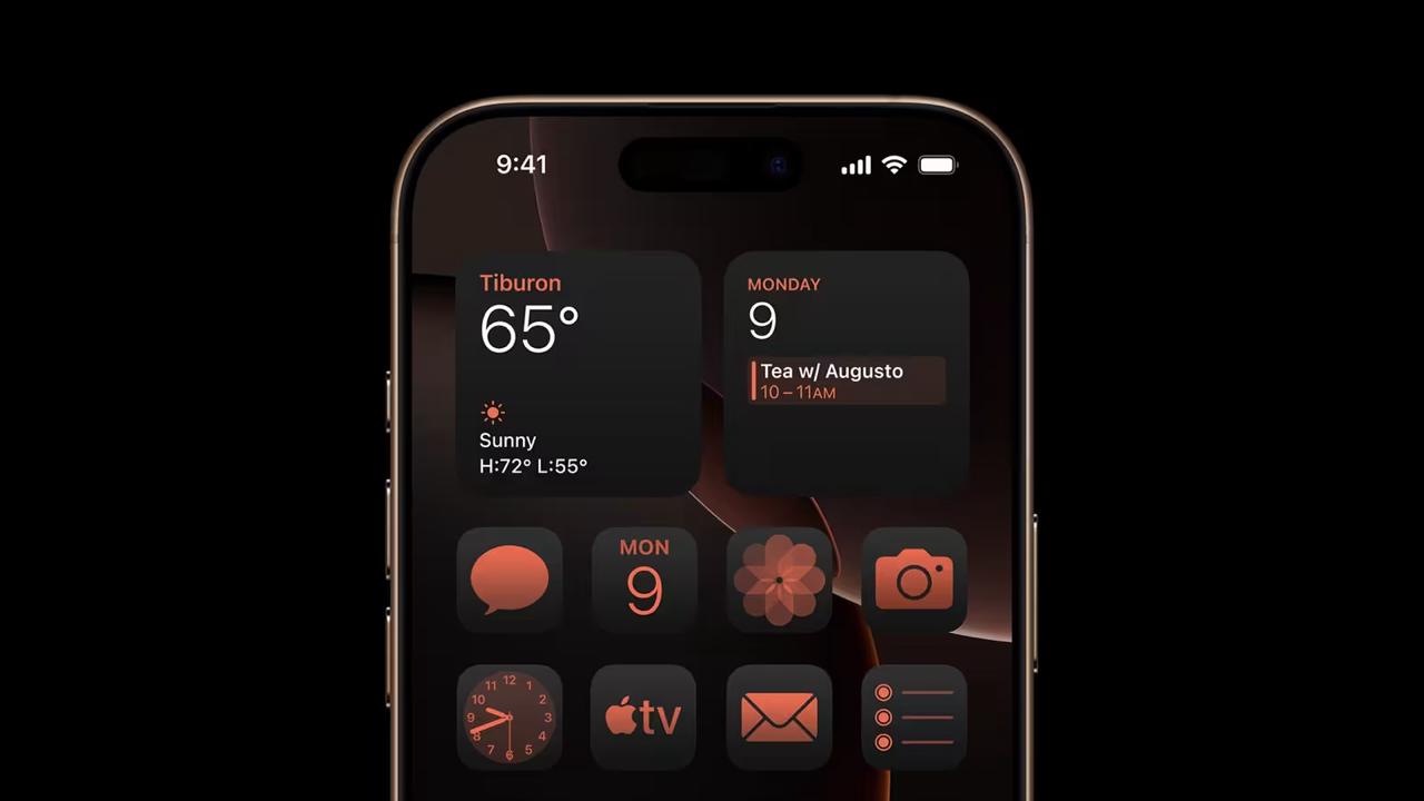 Конец эпохи OLED Apple делает ставку на технологию нового поколения Apple может стать первым производителем который откажется от привычных OLED LTPO и перейдёт на совершенно новый тип дисплеев HMO По данным инсайдеров Samsung уже готова развернуть массовое производство панелей High Mobility Oxide а значит сроки внедрения технологии стремительно приближаются В традиционных ЖК дисплеях тонкие слои материалов управляют пикселями пропуская и регулируя электрический ток Главным ограничением LTPO оставалась скорость обработки сигналов и энергетическая эффективность Новый же HMO способен значительно увеличить ток ускорить реакцию пикселей и одновременно снизить энергопотребление При этом сама технология проще и дешевле в производстве что делает переход особенно выгодным По информации из отрасли Apple уже подписала с Samsung эксклюзивный контракт на поставку панелей нового поколения Ожидается что первые устройства с HMO дисплеями появятся уже в линейке iPhone 18 Pro и возможно в дебютном iPhone Fold appleinside apple appleinside iphone18pro iphonefold