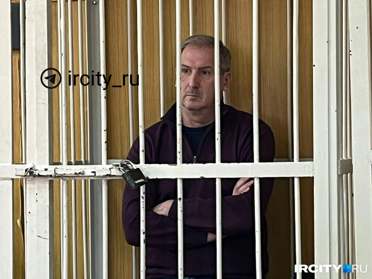 Уголовное дело против экс-мэра Тулуна Юрия Карих передали в суд Юрий Карих обвиняется сразу по нескольким статьям: халатность, превышение и злоупотребление полномочиями, растрата и присвоение с использованием служебного положения, сообщает СК по Иркутской области. Бывшего мэра задержали ещё в октябре 2023 года. По версии следствия, он вселил людей в аварийные дома, а затем оформил их как нуждающихся и предоставил жильё. Вместе с ним обвинения предъявлены ещё пяти чиновникам. Весной 2024 задержали и трёх депутатов думы Тулуна — Сергея Романенко уже осуждён условно за мошенничество с соцвыплатами , Александра Лабекина подозревается в хищении квартиры за 4,5 млн и Максима Булгакова ему вменяют многомиллионное мошенничество с жильём . В марте 2024 года суд лишил Кариха полномочий мэра. В августе его выпустили из СИЗО — он признал вину. Предложи новость