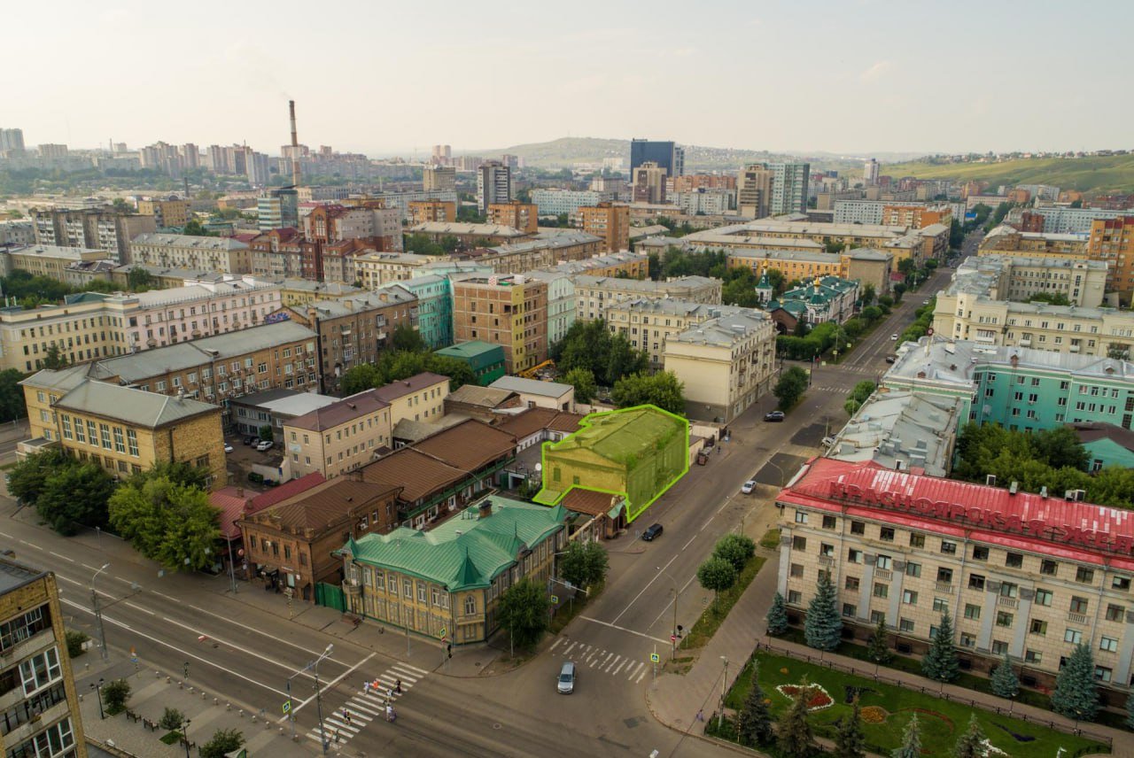 В Красноярске выкупили старинную усадьбу Севастьянова. Там могут открыть ресторан.  В Красноярске строительная компания выкупила часть объекта культурного наследия — усадьбу Севастьянова. Всего в аукционе участвовали три фирмы, однако торги выиграл ООО ГК «Сэтиа Строй». Компания предложила за объект 32,6 млн рублей.  Владелец компании «Сэтиа Строй» Эдуард Саргсян рассказал «ПМ», что сейчас специалисты проводят исследования здания.  «После исследований будем проектировать и реконструировать усадьбу. После этого посмотрим, что там можно будет разместить. В здании может расположиться магазин, ресторан или офисы. Я больше склоняюсь к ресторану.  Посмотрим, какую франшизу сюда можно перетянуть и запустить. Надеемся, что получится что-то интересное».