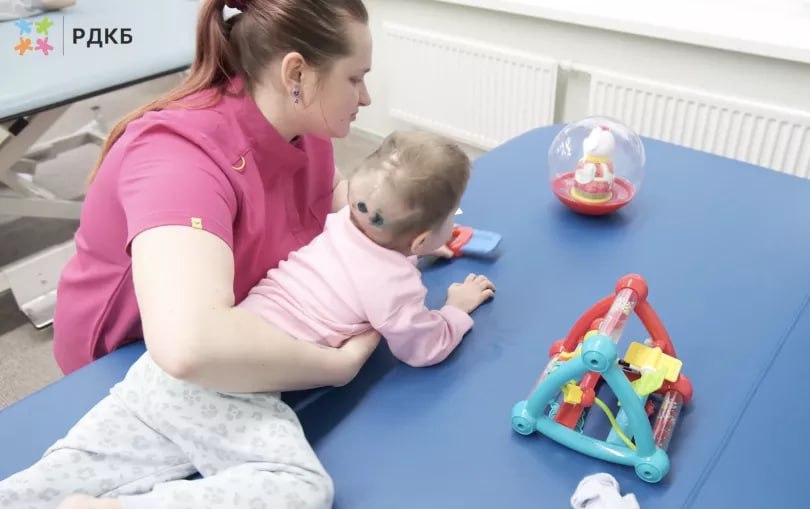 Трехлетняя девочка которую отец выбросил из окна вернулась в Уфу Как сообщил минздрав Башкирии сейчас ребенок проходит реабилитацию Также запланированы плановые консультации невролога офтальмолога ортопеда и хирурга