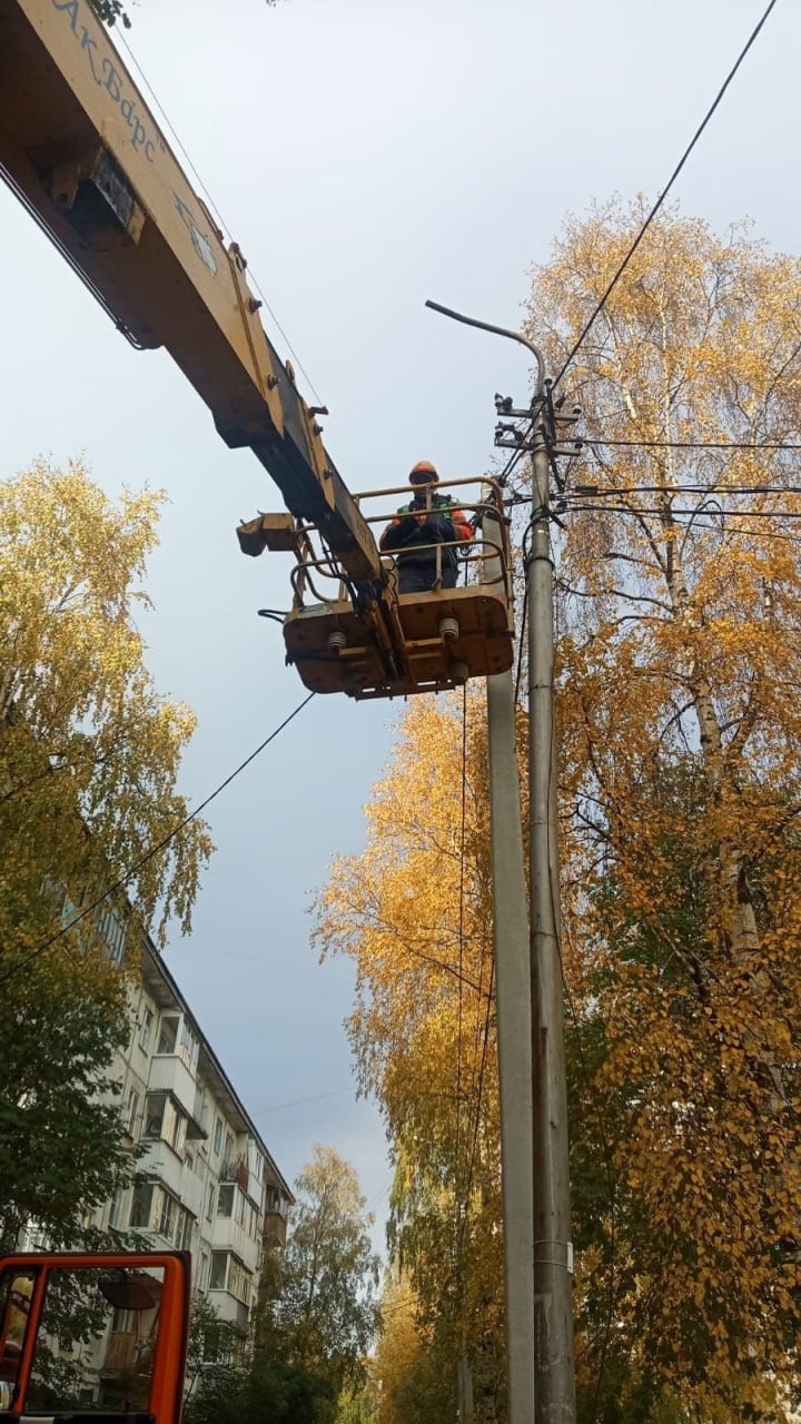 Глава Архангельска рассказал о результатах комплексного подхода к ремонту городского освещения  В областной столице завершился четвёртый этап городской программы комплексного ремонта линий освещения дворовых территорий.   Как сообщил глава Архангельска Дмитрий Морев, в микрорайоне округа Варавино-Фактория, ограниченном улице Никитова — улице Воронина — улице Русанова — проспекте Ленинградским, заменено 83 аварийных опоры и 204 светильника с натриевыми лампами на светодиодные.  В районе ТЦ «Фактория» и у ветеранских домов на проспекте Ленинградском «Горсвет» установил 80 новых светильников.  Всего в округе Варавино-Фактория выполнена замена 284 светильников на территории 60 многоквартирных домов.  Стало светлее и во дворах Ломоносовского округа. Так, в квартале, ограниченном улицей Смольный Буян, Ленинградским проспектом и улицей Коммунальной, выполнены работы по монтажу 51 светодиодного светильника и 1000 метров питающих линий.  Освещенность увеличена на дворовых территориях восьми домов. На улице Смольный Буян  на участке от проспекта Ленинградского до здания городской ГИБДД , наружное освещение появилось впервые.  Дмитрий Морев отметил:  Результат комплексного подхода к ремонту городского освещения — снижение затрат на содержание сетей и электроэнергию, повышение эффективности расходования бюджетных средств, улучшение освещенности. Это базовое условие комфорта и удобства для горожан! Продолжим такой подход и в следующем году.  Фото: архгорадмин