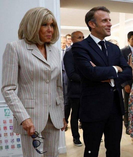 Во Франции осудили людей которые называли супругу Макрона мужчиной Парижский суд признал виновными десять человек распространявших в интернете слухи о том что Брижит Макрон якобы родилась мужчиной В сети они также писали что Брижит Макрон транс и шутили о её педофилии из за 24 летней разницы в возрасте с мужем Суд расценил это как клевету и распространение ложной информации Один обвиняемый приговорён к шести месяцам тюрьмы остальные получили условные сроки от четырёх до восьми месяцев сообщает France Info ЛГБТ запрещено в РФ Подпишись RogandarNEWs мы в MAX