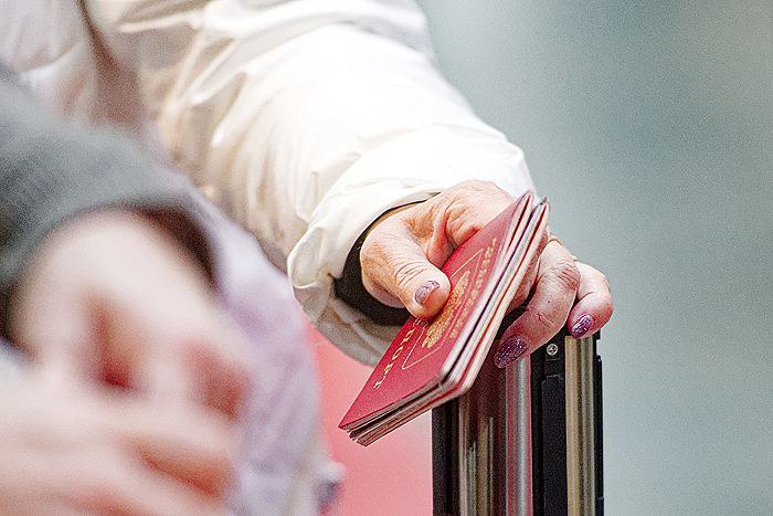 Суд на Урале взыскал с МВД 110 тыс руб в пользу туристки за дефектный загранпаспорт Как сообщает пресс служба Свердловского областного суда в декабре 2024 года жительница Верхотурья должна была отправиться на отдых в Египет На паспортном контроле в аэропорту Екатеринбурга пограничная служба изъяла у женщины заграничный паспорт Причиной стала странная особенность в написании буквы Д похожая на дописку Женщине запретили выезжать за границу а тур стоимостью 93 тыс руб сгорел Местная жительница обратилась в суд с иском к Министерству финансов РФ МВД России МО МВД России Новолялинский ФСБ России пограничному управлению ФСБ России по Челябинской области ООО ТТ Трэвел ООО Альянс Суд частично удовлетворил иск определив ответчиком МВД РФ Фото Семен Лиходеев ТАСС interfaxonline