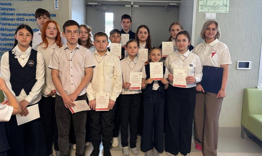 Кузбасских школьников посвятили в ряды «Движения первых» В Бековской и Старопестеревской школах Беловского муниципального округа прошли торжественные церемонии посвящения в ряды «Движения первых». 50 ребят произнесли клятву верности идеалам Первых, познакомились с историей и традициями движения, а также получили памятные значки и удостоверения. Это важное событие станет началом их активного участия в общественной жизни и развитии молодежного организации. Также посвящение 10 новых активистов в «Движение Первых» состоялось в пгт Тисуль. Каждому вручили нагрудные значки и удостоверения, символизирующие единство команды. В торжественной обстановке ребята дали клятву следовать принципам и ценностям Движения. В мероприятии приняли участие представители старшего поколения. Они поделились воспоминаниями о пионерских годах, рассказали о том, как важно любить Родину.