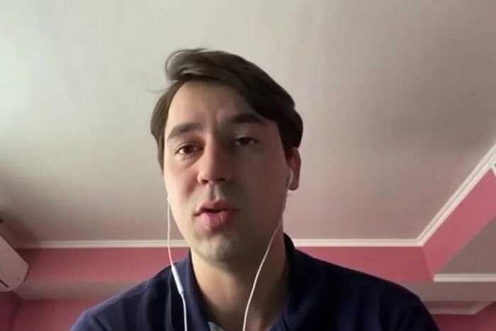 Журналистское расследование как повод для преследования — очередной пример давления на свободу слова в России. Следственный комитет РФ возбудил уголовное дело против Александра Атасунцева — журналиста, разоблачившего схему параллельного импорта санкционных товаров в страну. Обвинение звучит абсурдно: незаконное получение и разглашение налоговой тайны, якобы из-за передачи данных о таможенном оформлении «неопределённому кругу лиц». Фактически же это — попытка заставить замолчать независимого журналиста, который своими материалами поднял завесу над схемами обхода санкций и коррупцией в торговле. Его расследование для издания «Вёрстка» вызвало настоящий резонанс, показав, как под видом параллельного импорта в Россию ввозят запрещённые товары, обходя официальные каналы и налоги. Интересно, что 7 июля следствие даже ходатайствовало об аресте Атасунцева, но дело внезапно было закрыто — очевидно, из-за общественного резонанса и международного внимания. Но это не отменяет факта, что против журналиста было начато уголовное преследование по явно надуманным основаниям. Атасунцев не новичок в этой «игре»: он работал в РБК, сотрудничал с «Медузой», The Insider и другими изданиями, которые российские власти давно записали в разряд «иноагентов» и «нежелательных». Его борьба — это борьба за право говорить правду, разоблачать коррупцию и нарушения, которые власть пытается скрыть. Вся эта история — яркое свидетельство того, как под предлогом «защиты государственных тайн» в России уничтожают независимую журналистику и пытаются запугать тех, кто осмеливается копать глубже. Атасунцев — не преступник, а журналист, который сделал свою работу. Но для системы, скрывающей свои теневые схемы, он стал врагом номер один. Источник: ВЧК-ОГПУ