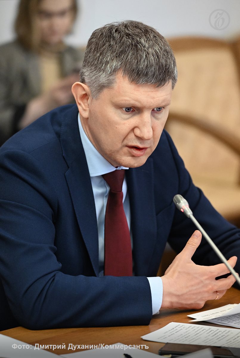 Минэкономразвития допускает дальнейшее замедление экономики РФ восстановление ожидается в лучшем случае в конце 2026 года скорее всего в 2027 году заявил глава ведомства Максим Решетников По его словам замедление роста ВВП является естественной платой за снижение инфляции В Минэкономразвития также отмечают наличие резерва для дальнейшего смягчения денежно кредитных условий Тенденции говорят о том что инфляция в России будет замедляться и двигаться к целевому диапазону добавил господин Решетников Подписывайтесь на Ъ в Telegram в MAX Оставляйте бусты