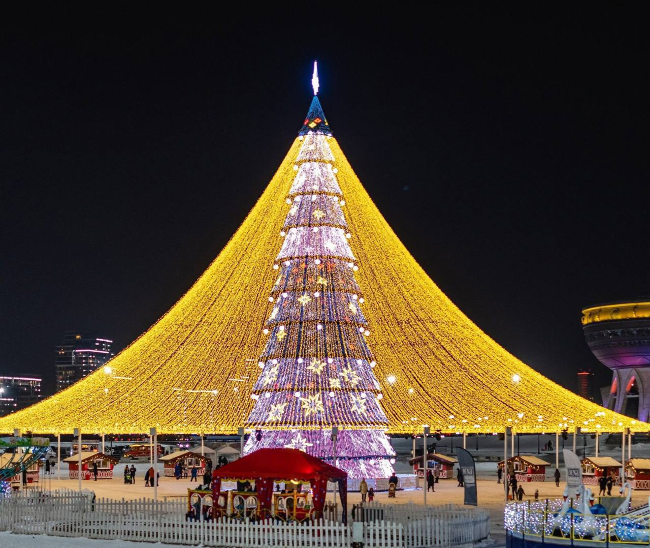 Главная елка у Чаши откроется 23 декабря в 18 00 Хедлайнерами станут Хопелес Майкрайз духовой оркестр Just Brass и артисты Казанской филармонии Рядом развернется новогодняя ярмарка Казань на Максималках