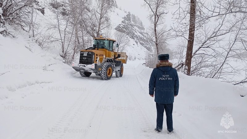 Лавина сошла на дорогу в Красноярском крае  Лавина засыпала дорогу «Курагино — Черемшанка» в Красноярском крае. Трассу временно перекрывали, сообщили в региональном управлении МЧС.  Дорогу удалось расчистить за несколько часов. Движение уже открыто.  Фото МЧС  Подписаться  Прислать новость  Помочь бустами