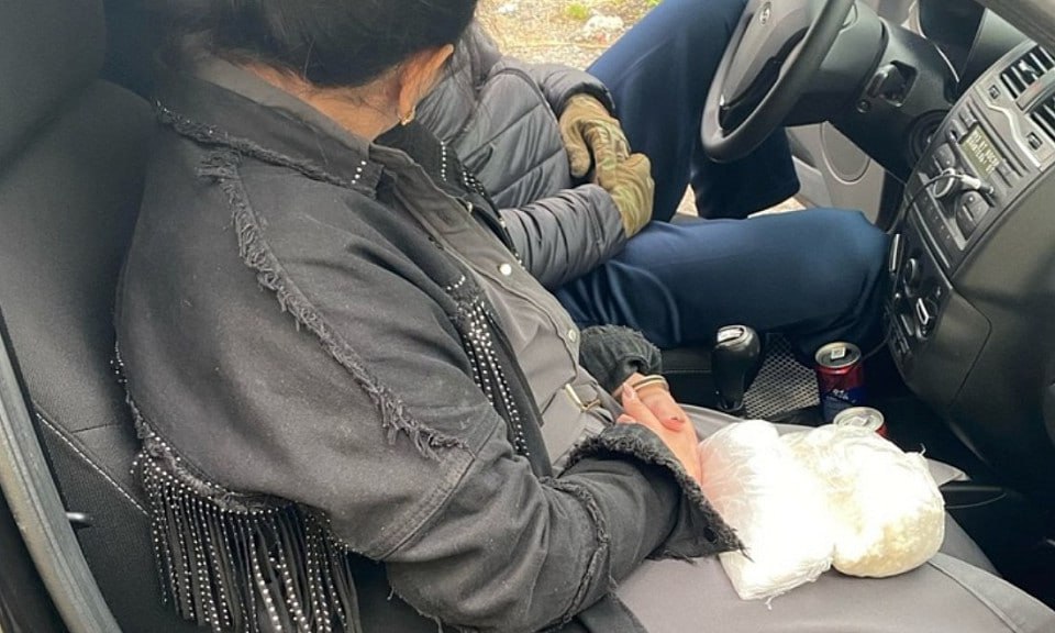 «Слоновий транквилизатор»: наркотик в 5000 раз сильнее героина изъяли в НСО Канал поставки в регион одной из самых крупных за последние годы партии карфентанила пресекли сотрудники ФСБ. По данным пресс-службы силового ведомства, супружеская пара, перевозившая наркотик, была задержана в Мошковском районе. У них было обнаружено 1 кг 582 гр карфентанила. Оперативники установили, что перевозившие его супруги были безработными и жили за счёт оптовых поставок наркотиков в Новосибирскую, Омскую, Томскую, Кемеровскую и Иркутскую области. Следователи УФСБ возбудили в отношении наркодилеров уголовное дело по статье о покушении на незаконный сбыт наркотических средств, совершённый в особо крупном размере организованной группой. Подозреваемые задержаны. Центральный районный суд Новосибирска отправил обоих в СИЗО на два месяца. Согласно санкциям статьи, за решёткой они могут провести всю оставшуюся жизнь. Фото: пресс-служба УФСБ по Новосибирской области Прислать новость