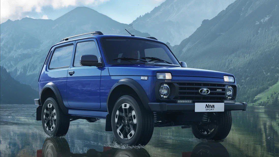 АвтоВАЗ начал устанавливать боковую подушку безопасности на Lada Niva Sport В продаже такие внедорожники ожидаются до конца года Спортивная версия модели Lada Niva Sport обзавелась автоматической системой ЭРА ГЛОНАСС и боковой подушкой безопасности с водительской стороны при этом фронтальных подушек у модели нет Такие внедорожники уже выпускаются а в продаже они появятся ориентировочно в декабре Спортивная Нива отличается от стандартного классического внедорожника усиленным и доработанным шасси а также более мощным двигателем 1 6 литровым агрегатом от Granta Sport новости