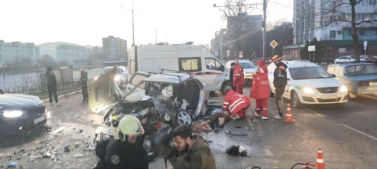 Один человек погиб и трое пострадали в ДТП в Новороссийске Предварительно установлено что сегодня в 06 55 на улице Видова 43 летний водитель Лада Калина выехал на встречную полосу где столкнулся с БМВ Водитель отечественного авто погиб на месте аварии его супруга и несовершеннолетний ребёнок а также пассажир БМВ госпитализированы В настоящее время на данном участке дороги сотрудниками отдельной роты ДПС осуществляется регулировка движения сообщает Отдел ГАИ УМВД России по Новороссийску Радио 104FМ Новая Россия Мы в МАХ