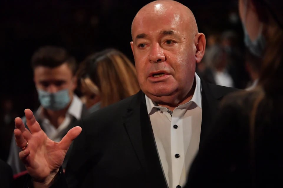Спецпредставитель Путина Швыдкой предложил официально вернуть цензуру в России  Спецпредставитель Путина по международному культурному сотрудничеству Михаил Швыдкой призвал к возвращению официальной цензуры.  По его словам, «было бы куда честнее», если бы запретами занимались профессиональные цензоры, а не «бюрократы различных ведомств, сами не представляющие до конца, чего же им надо бояться, чтобы не потерять место».   «Вполне возможно, меня мучает ностальгия. Но... в существовании цензурного ведомства была своя логика. Предварительная цензура защищала от карательной», — заявил Швыдкой.  По его мнению, в СССР несмотря на цензуру, якобы было «пространство идеологической дискуссии».  Подписаться   Помочь RusNews