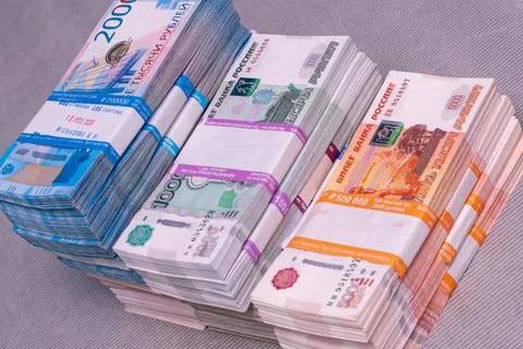 На рынке международных платежей усугубляется ситуация с недоверием. С одной стороны, у недовольных задержками импортеров пошла мода писать заявления на посредников в полицию. С другой – стало известно о случаях, когда импортеры обманом пытались требовать от платежных агентов возврата денег, якобы не дошедших до зарубежного поставщика, хотя на самом деле средства уже пришли. Так, на агента Money Roo уже поступало несколько жалоб в полицию, сообщил CEO компании Алексей Останин. Все дела были закрыты — в случае добросовестных агентов всё заканчивается допросами. Но всплывают и попытки обмана со стороны клиентов: они утверждают, что деньги не дошли, хотя платёж успешно завершён. Подтвердить перевод можно только после внутреннего расследования, которое иногда занимает до двух недель. В одном случае клиент продолжал настаивать на отсутствии средств даже после проверки — тогда агент организовал видеозвонок с получателем и потребовал показать банковское движение по счёту. После подобных инцидентов Money Roo полностью перешёл на работу через аккредитивы и эскроу-счета. Это снижает риски мошенничества: деньги блокируются, пока посредник не выполнит свои обязательства. По словам юристов, такие кейсы пока единичны, но их число растёт. Причина — непрозрачность схем и злоупотребление доверием.