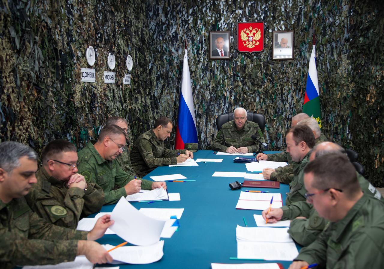 СК России С 2014 года возбуждено 8167 дел о преступлениях киевского режима Председатель СК России Александр Бастрыкин провел оперативное совещание в Донецке Первый заместитель Председателя СК России Э В Кабурнеев привел данные о масштабе работы В результате агрессии Украины пострадало 27 тысяч мирных жителей из которых убиты 7 240 в том числе 225 несовершеннолетних Обвинительные приговоры постановлены в отношении 674 лиц На данный момент заочно привлечены 1004 иностранных гражданина Уже завершено расследование 185 уголовных дел в отношении наемников по 145 состоялись обвинительные приговоры сообщает пресс служба ведомства Подписаться на телеканал Краснодар мы в MAX написать