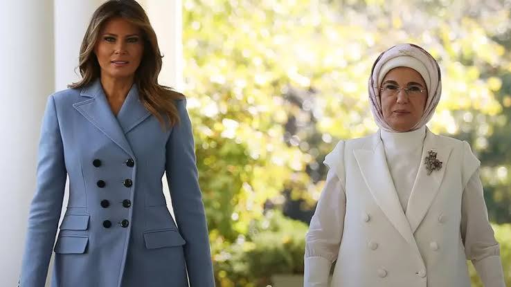 Эмине Эрдоган жена президента Турции отправила Мелании Трамп жене президента США письмо в котором призвала ее проявить ту же чувствительность к гуманитарному кризису в Газе что и к войне в Украине Я верю что вы проявите еще более сильную чувствительность к 648 украинским детям погибшим на войне и к Газе где за 2 года было зверски убито 62 тысячи невинных мирных жителей в том числе 18 тысяч детей Было бы весьма символично если бы вы также отправили письмо премьер министру Израиля Нетаньяху с вашим решительным призывом остановить гуманитарный кризис в Газе Подписаться на канал Yeni Şafak на русском