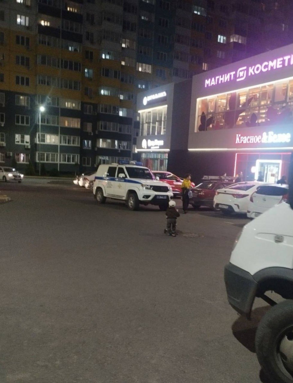 В Суворовском районе Ростова мужчина напугал прохожих предметом, похожим на гранату Жители Суворовского района Ростова-на-Дону 27 мая заметили возле одного из магазинов мужчину с предметом, напоминающим гранату. Об этом сообщили в региональном управлении МВД. На место оперативно выехал наряд, однако по прибытии подозреваемого уже не было. — В настоящее время проводятся мероприятия по установлению личности мужчины и выяснению всех обстоятельств произошедшего, — уточнили в ведомстве. Подписаться на "Новости Ростова" Прислать новость