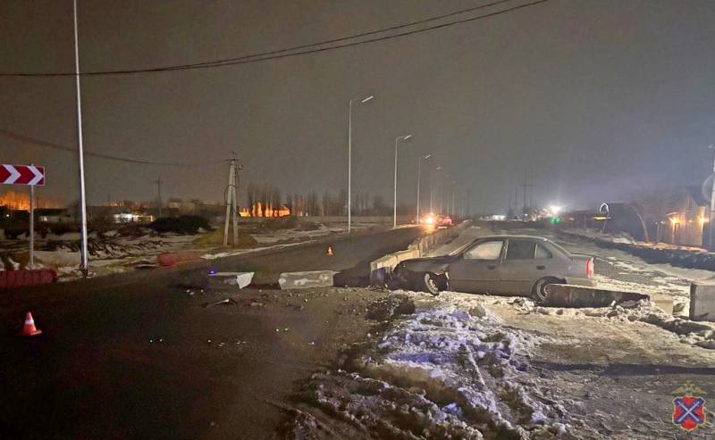 4 марта в 20:00 в Тракторозаводском районе Волгограда напротив дома №50 на улице Латошинская легковой автомобиль «Хендэ Акцент» снес бетонное дорожное ограждение. Как сообщает пресс-служба регионального главка МВД РФ, по предварительной информации, водитель не справился с управлением машины.  В результате пострадала и была доставлена в медучреждение его пассажирка.